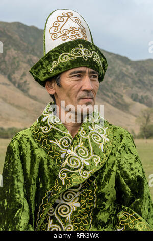 Kasachischen Mann in Grün, in der Nähe von Kolsay See, Kasachstan Stockfoto