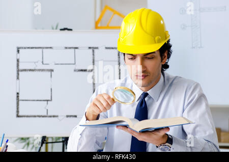 Junge schöne Architekt arbeitet an dem Projekt Stockfoto