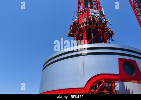 Junge Menschen, die Spaß am Schlag zurück Tower Tropfen an der Europa neueste Themenpark Ferrari Land (Teil von PortAventura) in der Nähe der Stadt Barcelona Stockfoto