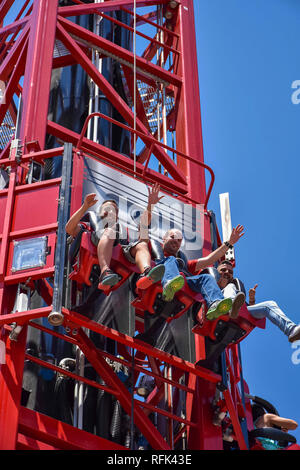 Junge Menschen, die Spaß am Schlag zurück Tower Tropfen an der Europa neueste Themenpark Ferrari Land (Teil von PortAventura) in der Nähe der Stadt Barcelona Stockfoto