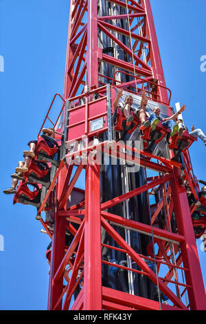 Junge Menschen, die Spaß am Schlag zurück Tower Tropfen an der Europa neueste Themenpark Ferrari Land (Teil von PortAventura) in der Nähe der Stadt Barcelona Stockfoto