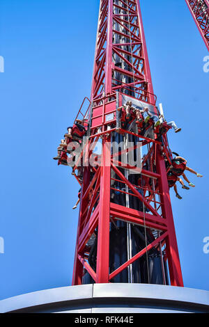 Junge Menschen, die Spaß am Schlag zurück Tower Tropfen an der Europa neueste Themenpark Ferrari Land (Teil von PortAventura) in der Nähe der Stadt Barcelona Stockfoto