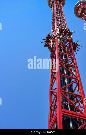 Junge Menschen, die Spaß am Schlag zurück Tower Tropfen an der Europa neueste Themenpark Ferrari Land (Teil von PortAventura) in der Nähe der Stadt Barcelona Stockfoto