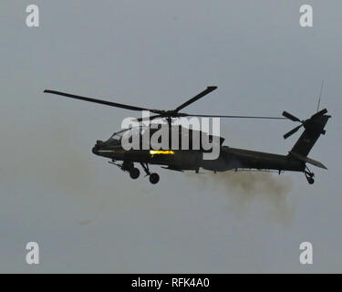 Ein U.S. Army Apache bietet eine Unterstützung für die US-Army Tank crews Charlie Company, 2nd Battalion, 5th Cavalry Regiment, 1st Armored Brigade Combat Team, 1.Kavallerie Division im Camp Aachen Ausbildung Bereich zugeordnet in Grafenwöhr, Deutschland, 23.01.2019. IRONHORSE durchgeführt CBR XI Phase II zur Unterstützung der Atlantischen lösen, eine ständige Übung, die Interoperabilität zwischen den US-Streitkräften zu verbessern, ihren NATO-Verbündeten und Partnern. (U.S. Army National Guard Foto von SPC. Hannah Tarkelly, 382 Öffentliche Angelegenheiten Ablösung/1. ABCT, 1 CD-/Freigegeben) Stockfoto