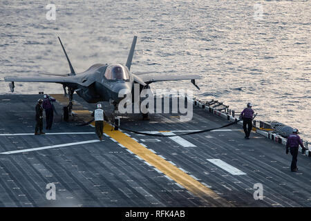 Us Navy und des US Marine Flight Deck Besatzungsmitglieder tanken eine F-35B Blitz II Angriff jet während der flugbetrieb an Bord der Amphibisches Schiff USS Wasp (LL 1), unterwegs in der East China Sea, Jan. 24, 2019. Naval aviators mit Marine Fighter Attack Squadron 121, die feste-wing Komponente der Luftfahrt des 31 Marine Expeditionary Unit Combat Element, Durchführung von Start- und Landungen während Feste-wing Flugbetrieb in der Marine Corps' neuesten, multi-role Fighter, der F-35 B. Die 31. MEU, das Marine Corps' nur kontinuierlich vorwärts - bereitgestellt MEU partnering mit dem Wasp Amphibi Stockfoto