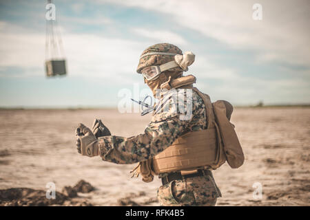 Ein US-Marine mit 1 Transportstütze Bataillon, 1. Marine Logistik Gruppe, führt japanischen Boden Verteidigung-kraft Soldaten aus dem Bereich Schulungen nach Beendigung eines Hubschraubers support team Übung für Iron Fist 2019 bei Marine Corps Base Camp Pendleton, Kalifornien am Jan. 22, 2019. Übung Iron Fist 2019 ist eine jährliche, multilateralen Ausbildung Übung, in der US-amerikanischen und japanischen Service Mitglieder trainieren gemeinsam und teilen Techniken, Taktiken und Verfahren der operativen Fähigkeiten zu verbessern. (U.S. Marine Corps Foto von Sgt. Conner Robbins) Stockfoto