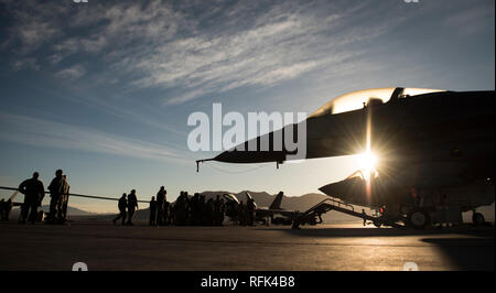 Die Flieger auf der 57. Tagung der Flügel watch Teams konkurrieren in den Laden 2018 Mannschaft des Jahres Wettbewerb auf der Nellis Air Force Base, Nevada auf 18.01.2019. Ein Team von Waffen Lader aus verschiedenen Aircraft Maintenance Einheiten in der 57 Instandhaltungsgruppe nahmen an dem Wettbewerb. (U.S. Air Force Foto von älteren Flieger Andrew D. Sarver) Stockfoto