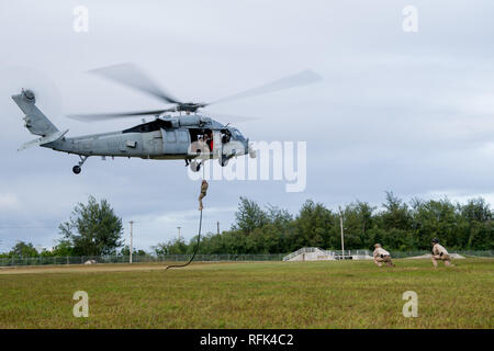 190122-N-VR 594-1234 Santa Rita, Guam (Jan. 22, 2019) Segler für die Beseitigung von Explosivstoffen Mobile Einheit (EODMU) 5 Durchführung schnelle Seil Ausbildung von einem MH-60S Sea Hawk Hubschrauber von der "Insel der Ritter" Hubschrauber Meer Combat Squadron 25 zugeordnet. EODMU-5 ist zum Kommandanten, Task Force 75, die primäre Expeditionary task force verantwortlich für die Planung und Ausführung der Küstengebiete Riverine operations, Beseitigung von Explosivstoffen, tauchen Engineering und Bau zugeordnet und Unterwasser Bau in den USA 7 Flotte Bereich der Operationen. (U.S. Marine Foto von Mass Communication Specialist 2. Stockfoto