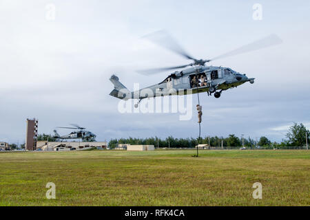 190122-N-VR 594-1300 Santa Rita, Guam (Jan. 22, 2019) Segler für die Beseitigung von Explosivstoffen Mobile Einheit (EODMU) 5 Durchführung schnelle Seil Training von MH-60S Sea Hawk Hubschraubern von der "Insel der Ritter" Hubschrauber Meer Combat Squadron 25 zugeordnet. EODMU-5 ist zum Kommandanten, Task Force 75, die primäre Expeditionary task force verantwortlich für die Planung und Ausführung der Küstengebiete Riverine operations, Beseitigung von Explosivstoffen, tauchen Engineering und Bau zugeordnet und Unterwasser Bau in den USA 7 Flotte Bereich der Operationen. (U.S. Marine Foto von Mass Communication Specialist 2 C Stockfoto