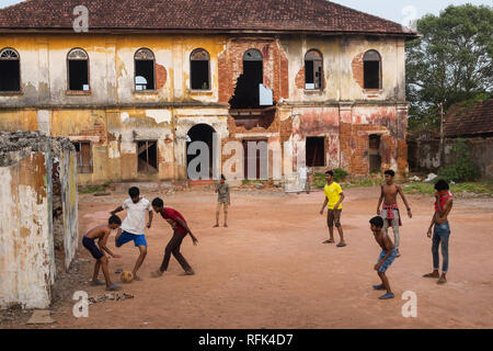 Jungen spielen foodball, Cochin, Kerala, Indien Stockfoto