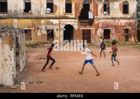 Jungen spielen foodball, Cochin, Kerala, Indien Stockfoto