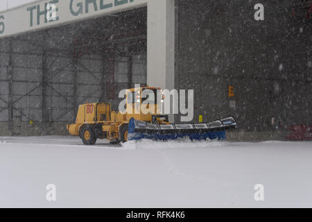 Eine Schneeräumung Fahrzeug arbeitet auf der 158 Figther Flügel, Vermont Air National Guard Base, Jan. 9, 2019. Mit erheblichen Schneefall im Laufe des Monats Januar, staatliche Mitarbeiter Clem Devlin von der Tiefbau Squadron war schwer am Arbeiten Schnee entfernen, so dass die 158 Fighter Wing zu Mission bereit bleiben. (U.S. Air National Guard Foto von Master Sgt. Michael Davis) Stockfoto