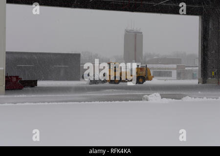 Eine Schneeräumung Fahrzeug arbeitet auf der 158 Figther Flügel, Vermont Air National Guard Base, Jan. 9, 2019. Mit erheblichen Schneefall im Laufe des Monats Januar, staatliche Mitarbeiter Clem Devlin von der Tiefbau Squadron war schwer am Arbeiten Schnee entfernen, so dass die 158 Fighter Wing zu Mission bereit bleiben. (U.S. Air National Guard Foto von Master Sgt. Michael Davis) Stockfoto