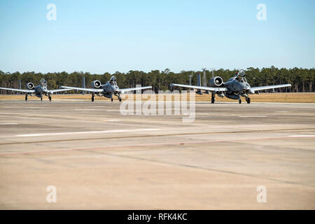 Flieger und Flugzeuge aus der 75th Fighter Squadron bei Moody Air Force Base, Ga, Rückkehr von der Unterstützung von Betrieb, die die Freiheit des Sentinel, Jan. 25, 2019. Die C A-10 Thunderbolt II, die eine erhöhte Herumzulungern Zeit Waffen und Fähigkeiten, bereitgestellt von Südwesten Asien zur Unterstützung der Bodentruppen. (U.S. Air Force Foto von Airman First Class Eugene Oliver) Stockfoto