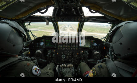 Maj. William McNair, 20 Bomb Squadron Pilot, und Kapitän John Alora, 20 BS-co-pilot, Ansatz bei Barksdale Air Force Base, La., Jan. 16, 2019 zu landen. Die Routine - Ausbildung Flug eine Überführung der Nationalfriedhof Arlington in Virginia zu Oberst John Reilly während seiner Trauerfeier zu ehren. (U.S. Air Force Foto: Staff Sgt. Philip Bryant) Stockfoto