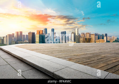 Die moderne Skyline der Stadt und den Gebäuden mit holzbrett Square in Hangzhou, hohe Betrachtungswinkel Stockfoto