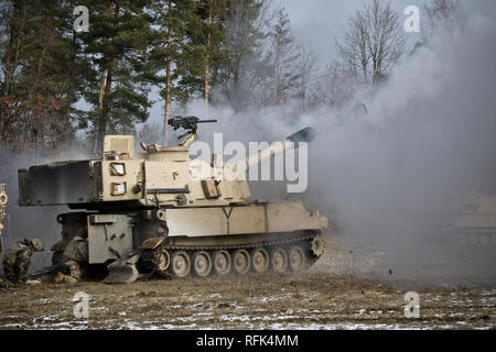 Us-Armee Soldaten auf das erste Bataillon zugeordnet, 82nd Field Artillery Regiment, 1st Armored Brigade Combat Team, 1.Kavallerie Division, Feuer der erste Schuß von einem M109 Paladin während ihrer Brand Mission während der kombinierten Lösung XI Phase II am Lager Aachen, Deutschland, Jan. 21, 2019. Kombinierte übungen Atlantic Lösen Lösen rotatorische Einheiten, während die Bereitschaft und die Verbesserung der Interoperabilität zwischen den Verbündeten und Partnern. (U.S. Army National Guard Foto von Sgt. Lisa Reben, 382 Öffentliche Angelegenheiten Loslösung, 1 ABCT, 1 CD-/Freigegeben) Stockfoto