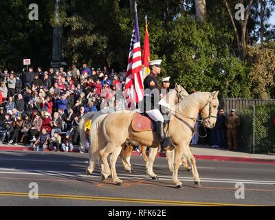 PASADENA, Kalifornien - 1. JANUAR 2018: Das United States Marine Corps montiert Color Guard Speerspitzen der Die 129 Tournament of Roses Parade Stockfoto