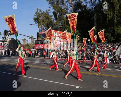 PASADENA, Kalifornien - 1. JANUAR 2018: Pasadena City College Tournament of Roses herald Trompeten und Ehre Bandmitglieder am Turnier 2018 von Rosen Stockfoto