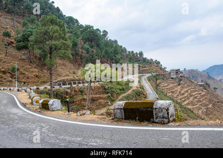 Landschaftlich reizvolle Straße durch das Tal von banikhet Dalhousie Himachal Pradesh mit Berg- und Bäumen bewachsen. Bergauf Scenic Road Travel Concept Stockfoto