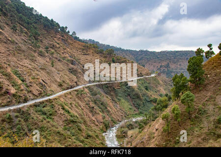 Landschaftlich reizvolle Straße durch das Tal von banikhet Dalhousie Himachal Pradesh mit Berg- und Bäumen bewachsen. Bergauf Scenic Road Travel Concept Stockfoto