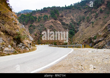 Landschaftlich reizvolle Straße durch das Tal von banikhet Dalhousie Himachal Pradesh mit Berg- und Bäumen bewachsen. Bergauf Scenic Road Travel Concept Stockfoto