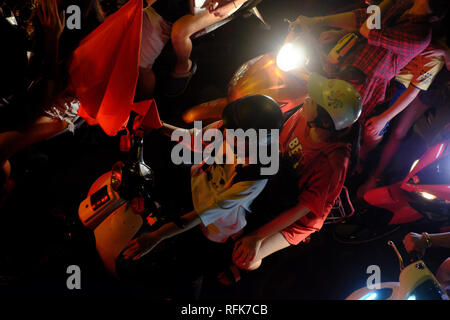 HO CHI MINH CITY, VIETNAM - Dec 15, 2018: Voll vietnamesische Straße bei Nacht, junge Menschen mit dem Motorrad im Stau, Motorräder in Slow Mo Stockfoto