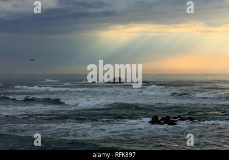 Der frühe Frühling bewölkt Marine vor dem Sturm sehen natürlichen Sonnenstrahlen bei Sonnenuntergang. Nördlichen portugiesischen Küste. Stockfoto