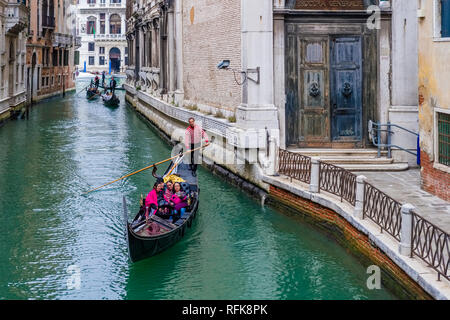 Eine Gondel, die traditionellen venezianischen Ruderboot, Kreuzfahrt auf einem kleinen Kanal zwischen dem maroden Backsteinhäuser des so genannten "schwimmenden Stadt" Stockfoto