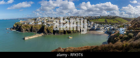 Panoramablick auf den schönen Fischerhafen von Port Isaac in Cornwall, UK. Lage für die Dreharbeiten der TV-Serie Doc Martin Stockfoto