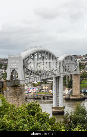 The Old Manor Royal Albert Bridge über den River Tamar, Cornwall, mit der Stadt Saltash im Hintergrund. Stockfoto