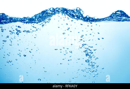 Reines blau Wasser mit Splash und Luftblasen auf weißem Hintergrund Stockfoto