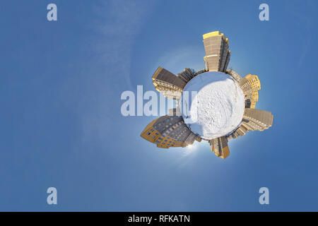 Little Planet. Sphärische Antenne 360 Panorama Hochhaus Bereich Stadtentwicklung Wohnviertel Schmetterling im Winter sonniger Tag auf Blau Stockfoto