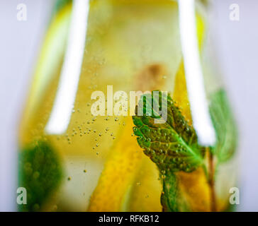 Detox Drink mit Minze und Zitrone. Blasen im Wasser, Makro Foto. Stockfoto