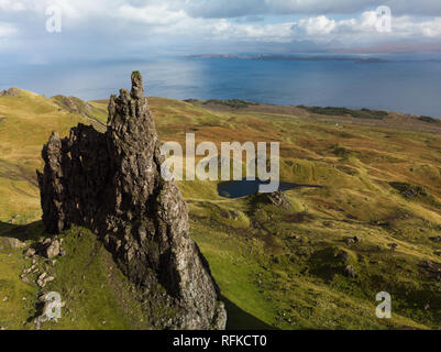 Luftaufnahme der alte Mann der Storr mit blauem Himmel und Wolken bei einer klaren Herbsttag (Isle of Skye, Schottland, Vereinigtes Königreich) Stockfoto