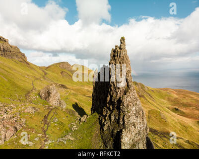 Luftaufnahme der alte Mann der Storr mit blauem Himmel und Wolken bei einer klaren Herbsttag (Isle of Skye, Schottland, Vereinigtes Königreich) Stockfoto