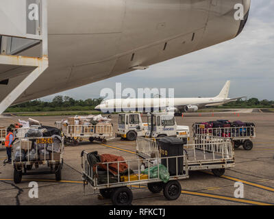 Iquitos, Peru - 07 Dezember, 2018: Gepäck wartet auf einem Flugzeug in Iquitos geladen werden. Südamerika, Lateinamerika Stockfoto