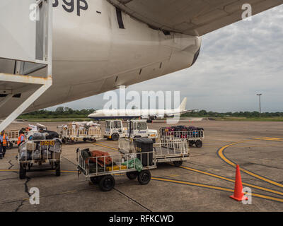 Iquitos, Peru - 07 Dezember, 2018: Gepäck wartet auf einem Flugzeug in Iquitos geladen werden. Südamerika, Lateinamerika Stockfoto