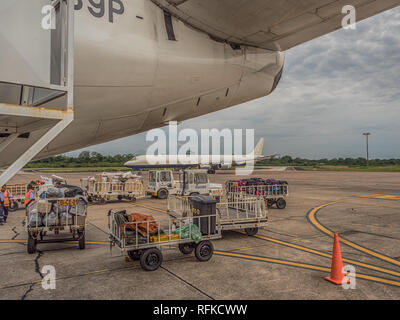 Iquitos, Peru - 07 Dezember, 2018: Gepäck wartet auf einem Flugzeug in Iquitos geladen werden. Südamerika, Lateinamerika Stockfoto