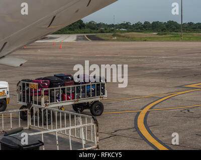 Iquitos, Peru - 07 Dezember, 2018: Gepäck wartet auf einem Flugzeug in Iquitos geladen werden. Südamerika, Lateinamerika Stockfoto