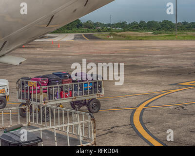 Iquitos, Peru - 07 Dezember, 2018: Gepäck wartet auf einem Flugzeug in Iquitos geladen werden. Südamerika, Lateinamerika Stockfoto