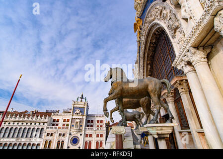 Die Pferde von Saint Mark (Triumphalen Quadriga), vier bronzene Statuen von Pferden auf der Fassade der St. Mark's Basilika in Venedig, Italien Stockfoto