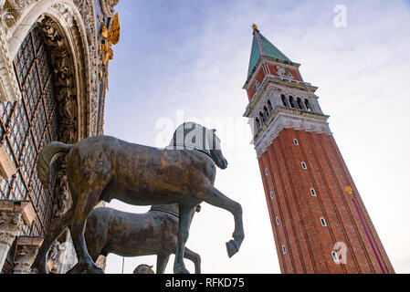 Die Pferde von Saint Mark (Triumphalen Quadriga), vier bronzene Statuen von Pferden auf der Fassade der St. Mark's Basilika in Venedig, Italien Stockfoto