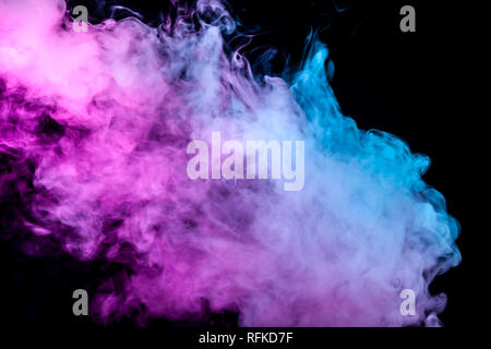 Ein dicker Rauch von einem Paar vape auf einem dunklen Hintergrund, neon blau und violett beleuchtet. Stockfoto