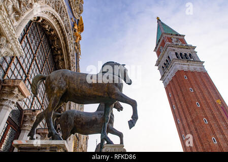 Die Pferde von Saint Mark (Triumphalen Quadriga), vier bronzene Statuen von Pferden auf der Fassade der St. Mark's Basilika in Venedig, Italien Stockfoto