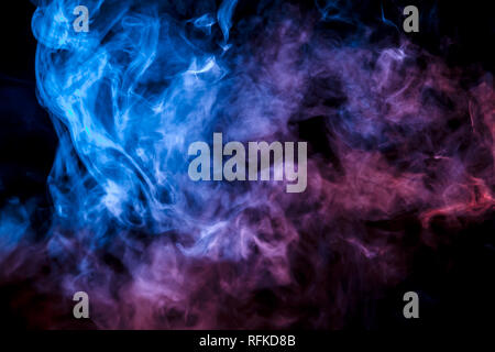 Eine bunte Säule in blau, pink und lila Rauch verdampft mit dünnen Jets steigen zur Oberseite auf einem schwarzen Hintergrund im Neonlicht. Stockfoto