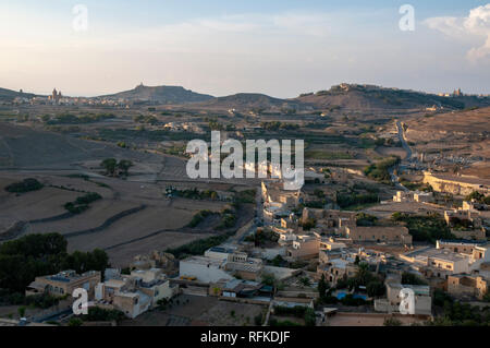 Suche North West von der Zitadelle in Victoria über die umliegenden Täler und Gipfel mit Ghasri Dorf oben links und Zebbug Dorf rechts oben. Stockfoto