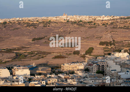 Aussicht auf das Dorf Xaghra und die Wahrzeichen von Xaghra Pfarrkirche über das Tal von der Zitadelle in Victoria, Gozo, Malta. Stockfoto