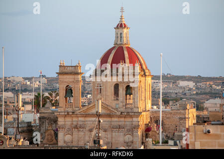 Blick von der Zitadelle von St George's Basilika hoch über den Dächern von Victoria, die Hauptstadt auf der Insel Gozo in Malta. Stockfoto