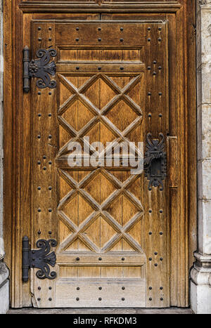 Alte massive Tür mit einem großen metallgriff. Stockfoto